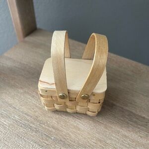 LOT of 6. Rustic Woven Picnic Baskets with Handles and Lids. Art & Craft Easter